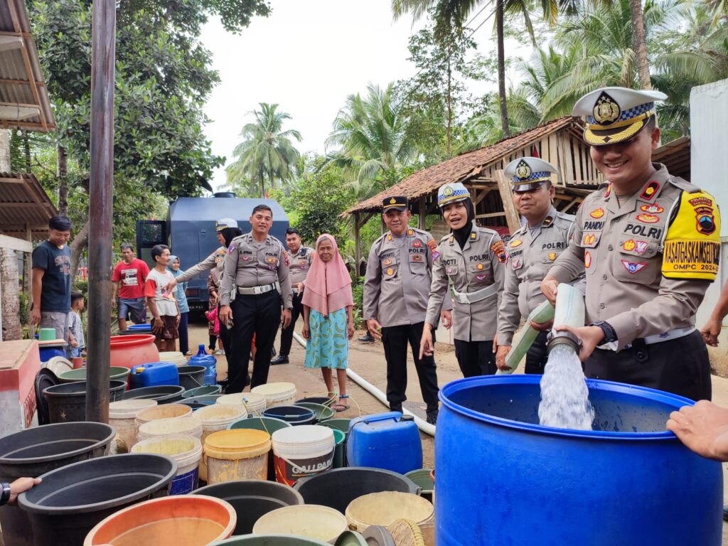 Dropping Air Bersih di Cilongok, Sat Lantas Polresta Banyumas Gunakan Water Cannon