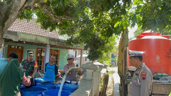 Satlantas Polres Rembang Salurkan Air Bersih Untuk Warga Di Dua