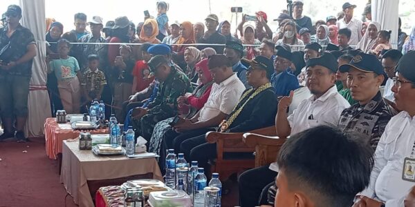 Satpolairud Resta Banyuwangi Jaga Tradisi Petik Laut di Pesisir Pantai Pancer