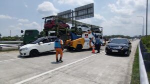 Sedan Tertabrak Truk di Tol Boyolali Setelah Berhenti untuk Lihat Google Maps