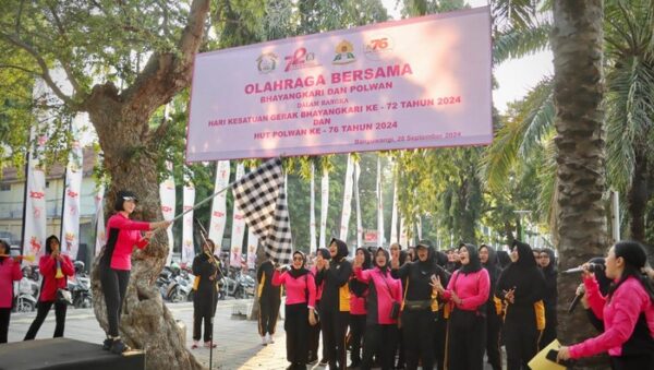 Semarak Hari Polwan Ke 76, Banyuwangi Gelar Olahraga Dan Jalan Sehat