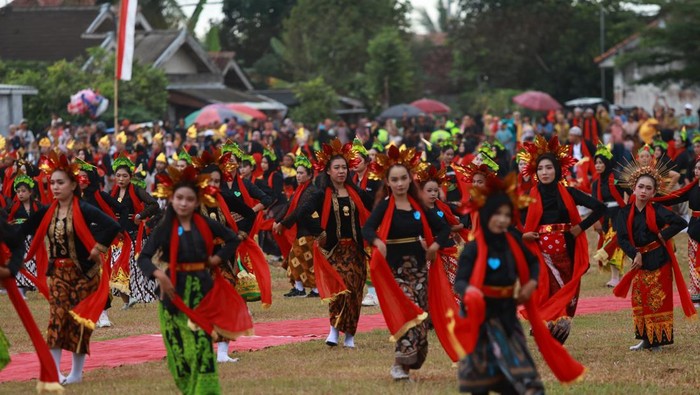 Seribu Penari Ramaikan Atraksi Kolosal Di Desa Yosomulyo Banyuwangi