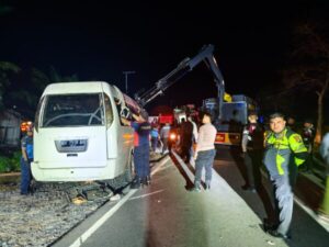 Sigap dan Responsif, Ditsamapta Polda Kalteng Bantu Evakuasi Kecelakaan Minibus di Palangka Raya