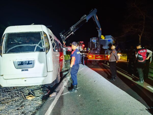 Sigap dan Responsif, Ditsamapta Polda Kalteng Mengevakuasi Kecelakaan Minibus di Palangka Raya