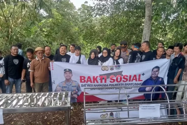 Sat Resnarkoba dan Jurnalis Banyumas Gotong Keranda Jenazah, Tunjukkan Kepedulian