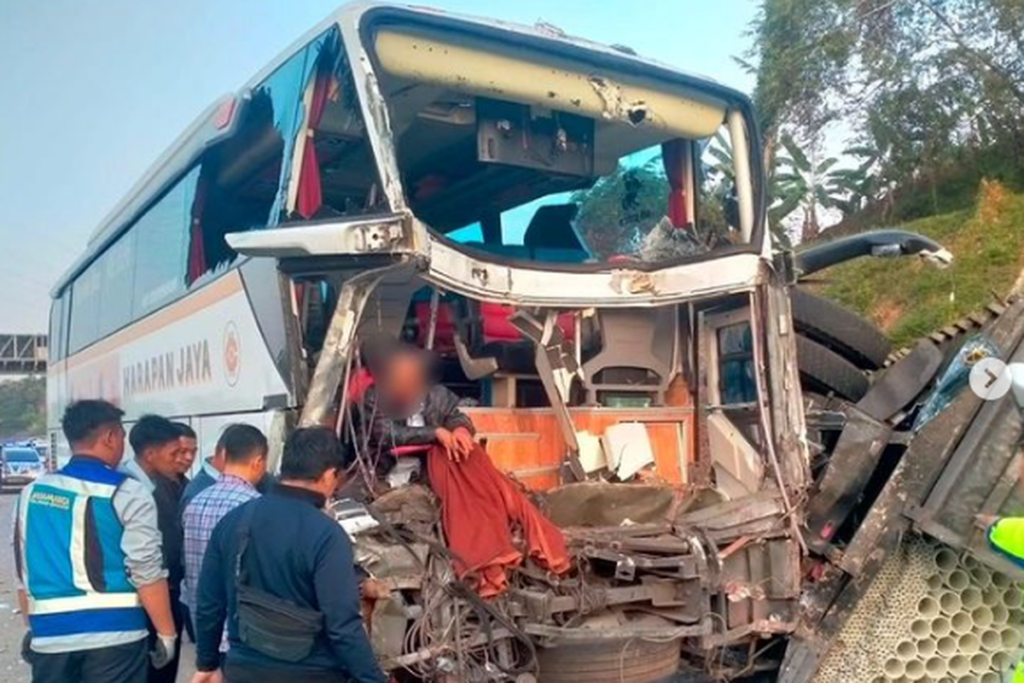 Sopir Mengantuk, Bus Harapan Jaya Tabrak Truk di Tol Batang-Semarang