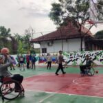 Tni polri banyumas berikan bantuan bola basket dan modal usaha untuk