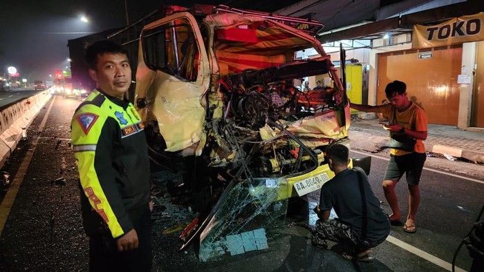 Tragedi di Secang Magelang: Truk Sundul Truk, Sopir Meninggal Terjepit di Kabin