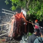 Tronton Bermuatan Plastik Tabrak Pagar Makam Ngemplak Di Salatiga, Diduga