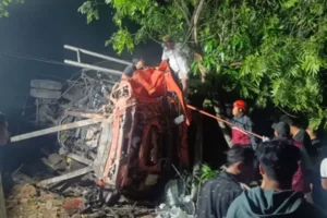 Tronton Bermuatan Plastik Tabrak Pagar Makam Ngemplak di Salatiga, Diduga Rem Blong