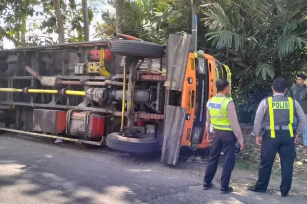 Truk Fuso Bermuatan Triplek Alami Kecelakaan Di Glenmore, Berikut Penyebabnya