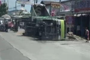 Truk Padas Terguling di Semarang, Lalu Lintas Woltermongisidi Terganggu