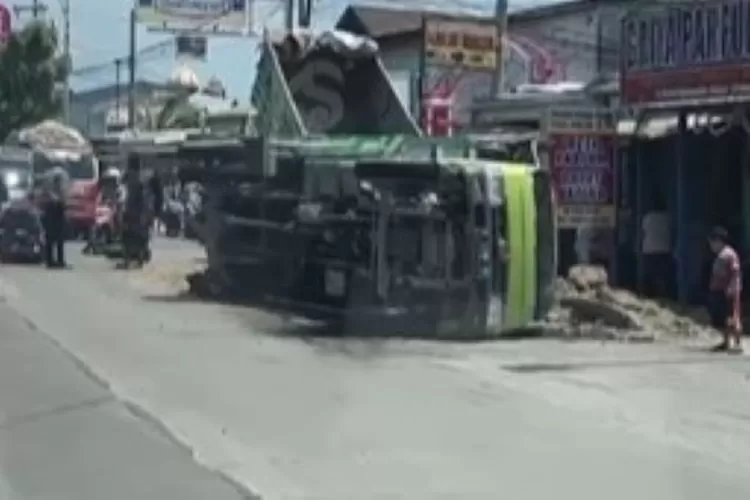 Truk Padas Terguling Di Semarang, Lalu Lintas Woltermongisidi Terganggu