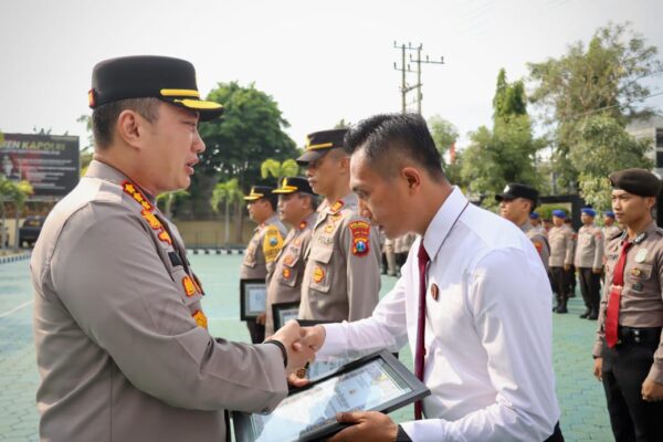 Upacara Khidmat, Polresta Banyuwangi Anugerahkan Penghargaan Kepada 63 Anggota Dan