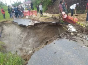 Tanggap Longsor, Pemkab Humbahas Rapatkan Barisan Perbaiki Jalan di Pintu Bosi