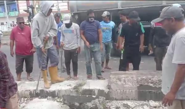 Pembongkaran Paksa Pembatas Beton di Pejagan, Kasat Lantas Brebes Menilai Tindakan Warga Tidak Sah