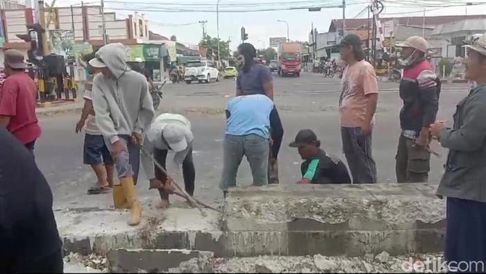 Warga Bongkar Paksa Pembatas Jalan Di Simpang Tiga Pejagan, Ini