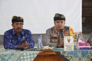 Warga Desa Penyaringan Temui Kapolres Jembrana dalam Jumat Curhat