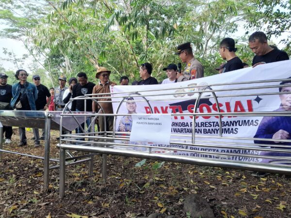 Warga Karanglewas Terima Bantuan Keranda Dari Polresta Banyumas