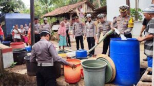 Kirim Water Cannon, Satlantas Polresta Banyumas Suplai Air Bersih ke Warga Kasegeran