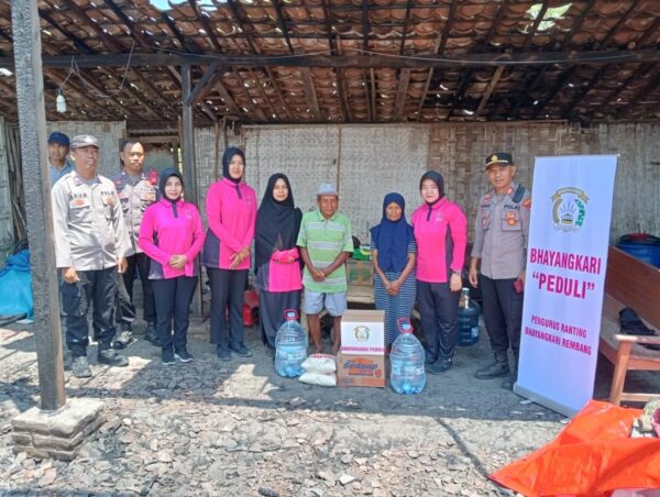 Wujud Empati, Kapolsek Rembang Kota Dan Bhayangkari Gelar Baksos Untuk