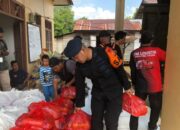 Brimob Kalteng Salurkan Ratusan Sembako Untuk Korban Banjir Di Mura