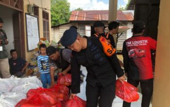 Brimob Kalteng Salurkan Ratusan Sembako Untuk Korban Banjir Di Mura