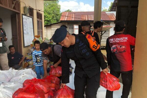 Brimob Kalteng Salurkan Ratusan Sembako untuk Korban Banjir di Mura