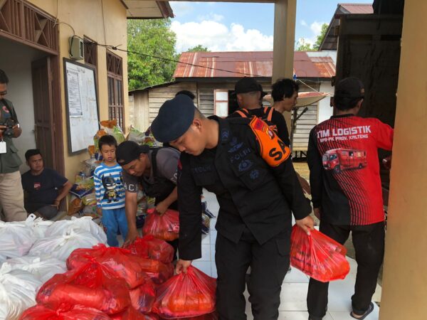 Brimob Kalteng Salurkan Ratusan Sembako Untuk Korban Banjir Di Mura