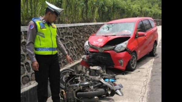 Adu Banteng Mobil Vs Motor Di Cilacap: Pemotor Terlempar Ke