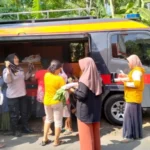 Aksi Anggota Satbinmas Polresta Banyuwangi Jadi Tukang Mlijo Dadakan Di