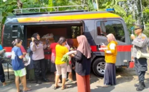 Aksi Anggota Satbinmas Polresta Banyuwangi Jadi Tukang Mlijo Dadakan di Desa Terpencil