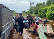 Aksi Heroik! Satbrimob Polda Kalteng Sigap Evakuasi Warga Terdampak Banjir