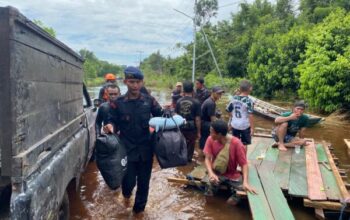 Aksi Heroik! Satbrimob Polda Kalteng Sigap Evakuasi Warga Terdampak Banjir