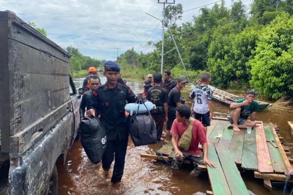 Aksi Heroik! Satbrimob Polda Kalteng Sigap Evakuasi Warga Terdampak Banjir di Murung Raya