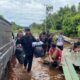 Aksi Heroik! Satbrimob Polda Kalteng Sigap Evakuasi Warga Terdampak Banjir