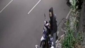 Pencurian Helm di Kota Malang, Pelaku Terekam CCTV dan Korban Viralkan Video