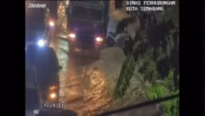 Jerakah Semarang Banjir: Pemotor Jatuh Viral, BPBD dan Polisi Beri Penjelasan