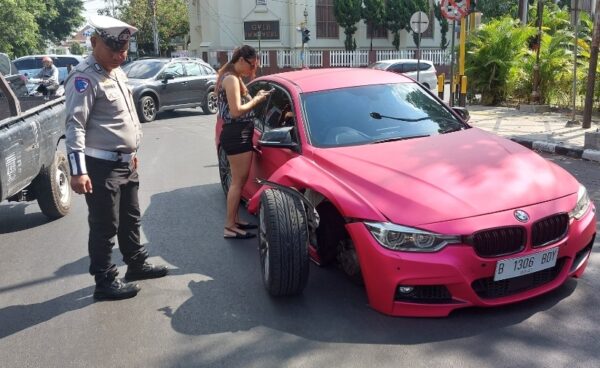 Bantu Wanita yang Alami Ban Mobil Lepas, Anggota Polresta Buktikan Slogan Kuat Mengabdi & Santun Melayani