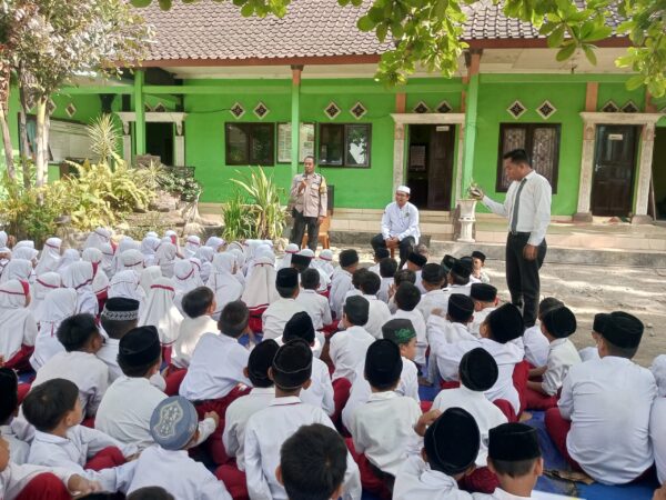 Bhabinkamtibmas Desa Medewi Ajak Siswa Cegah Perundungan Dan Tingkatkan Keselamatan