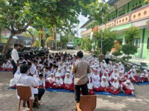 Edukasi Perundungan dan Keselamatan: Bhabinkamtibmas Medewi Dekatkan Diri dengan Siswa