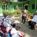 Bhabinkamtibmas Medewi Perkuat Hubungan Dengan Siswa Lewat Program Edukasi Keselamatan