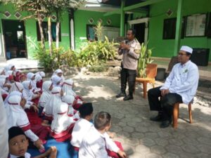 Bhabinkamtibmas Medewi Perkuat Hubungan dengan Siswa Lewat Program Edukasi Keselamatan