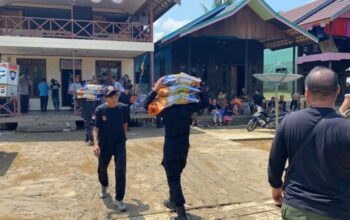 Brimob Kalteng Salurkan Ratusan Sembako Untuk Korban Banjir Di Mura