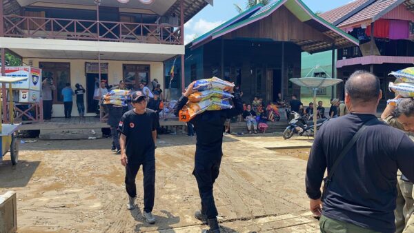 Brimob Kalteng Salurkan Ratusan Sembako Untuk Korban Banjir Di Mura