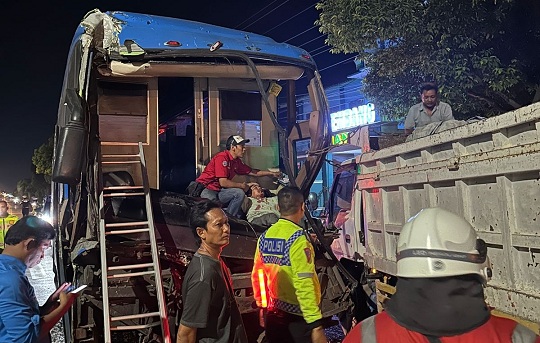 Bus Jaya Utama Indo Tabrak Dua Truk di Kabongan Lor Rembang, Begini Kejadiannya