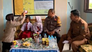 Kembali ke Sekolah, Anak yang Menimbun Jalan Terima Seragam dan Alat Tulis dari Polres Lamandau