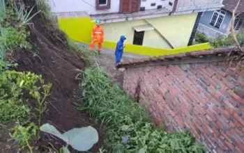 Dihantam Hujan Deras, Plengsengan Di Kota Batu Longsor Menimpa Rumah