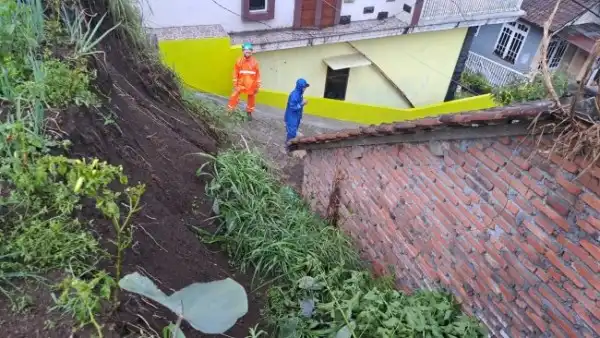 Dihantam Hujan Deras, Plengsengan Di Kota Batu Longsor Menimpa Rumah