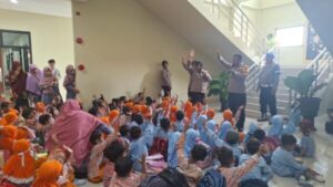 Kunjungan Edukasi, Puluhan Siswa TK Geruduk Mapolres Sukoharjo dan Temui Kapolres